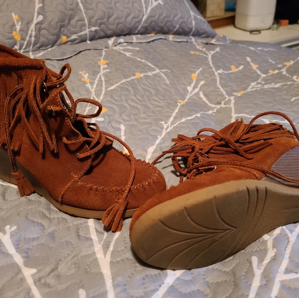 Minnetonka suede fringe boots